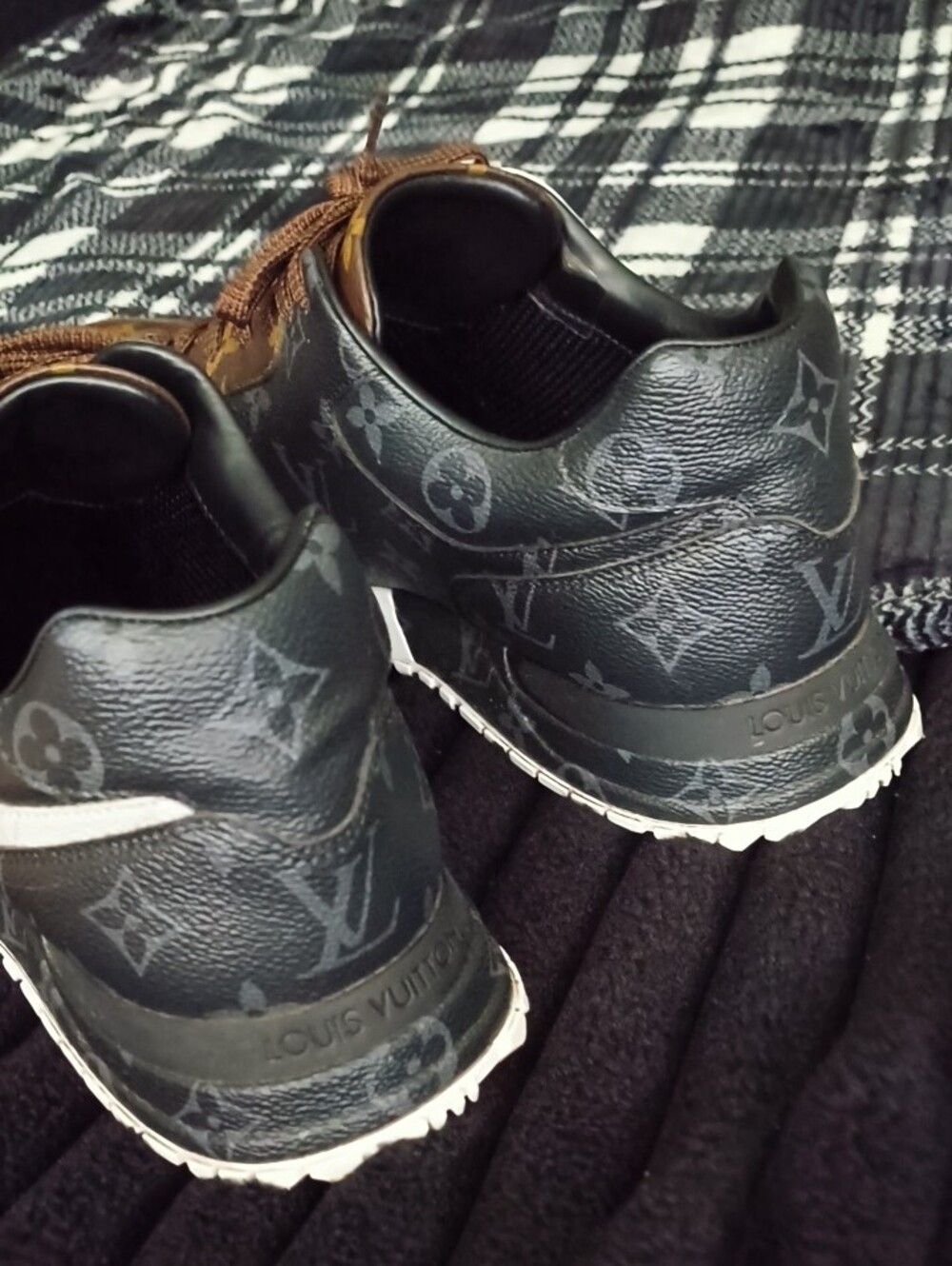 Louis Vuitton Sneakers - Picture 2 of 8